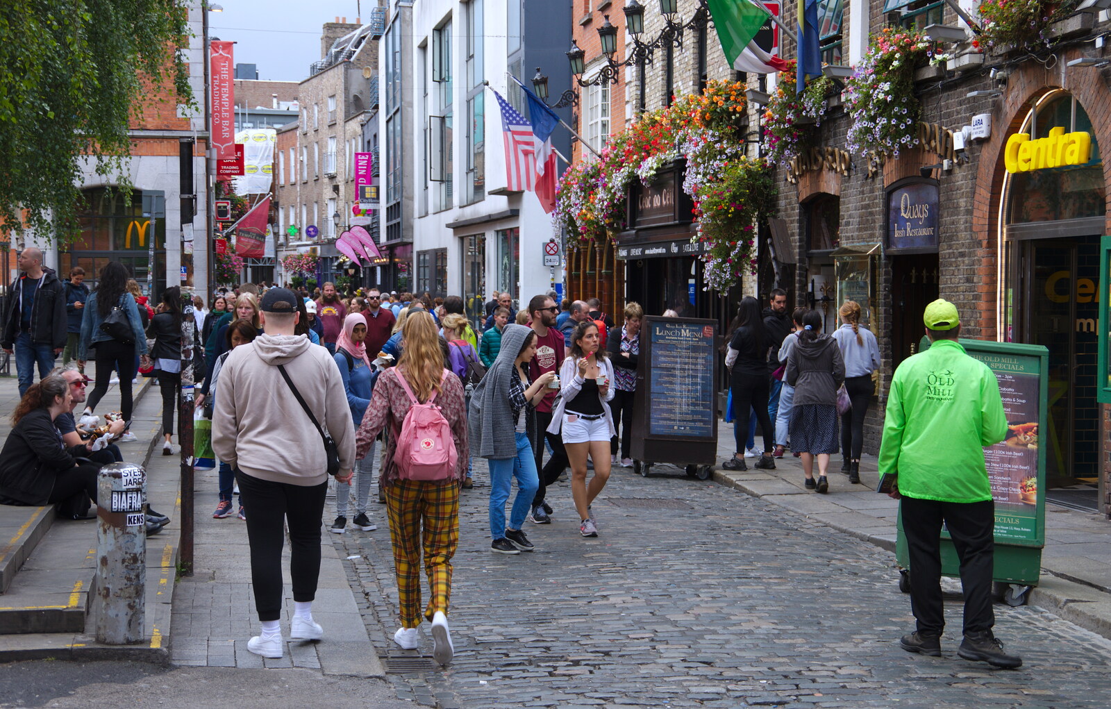 The tourist crowds in Temple Bar from Busking in Temple Bar, Dublin, Ireland - 12th August 2019