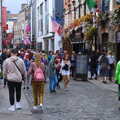 The tourist crowds in Temple Bar, Busking in Temple Bar, Dublin, Ireland - 12th August 2019