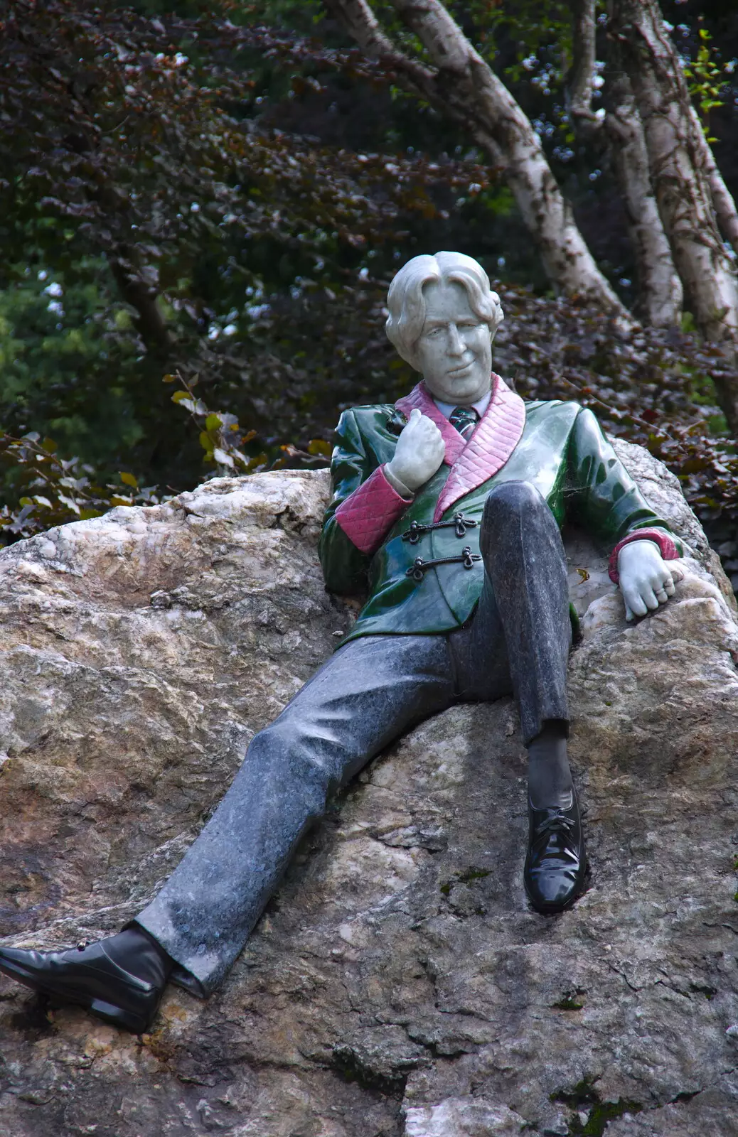 Oscar Wilde on a rock, from Busking in Temple Bar, Dublin, Ireland - 12th August 2019