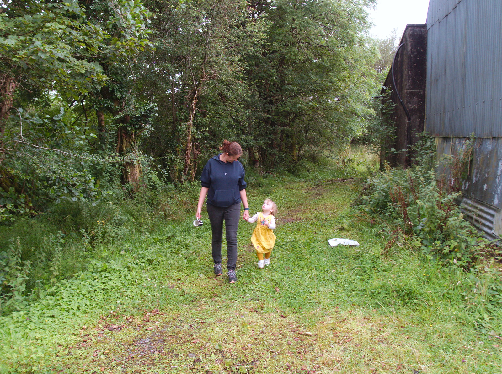 Isobel walks around with Rachel from Open Mic Night, Bía Sláinte, Manorhamilton, Ireland - 17th August 2019