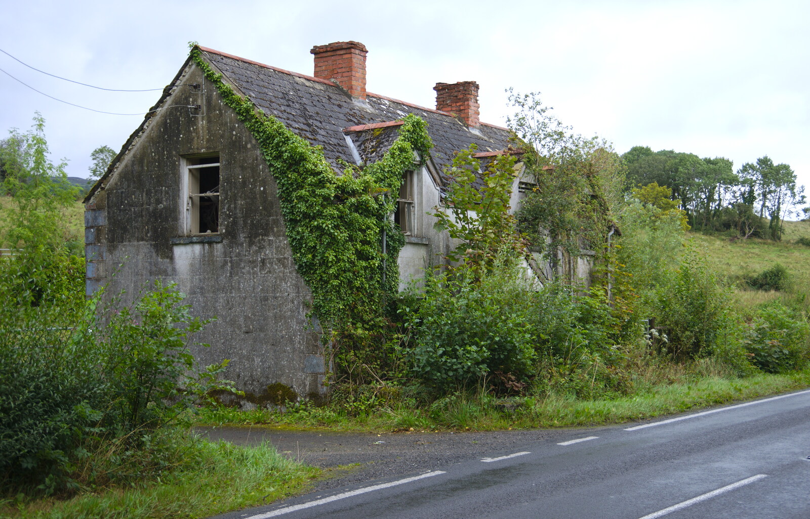 An epic derelict house on the A4 Sligo Road from Travels in the Borderlands: An Blaic/Blacklion to Belcoo and back, Cavan and Fermanagh, Ireland - 22nd August 2019