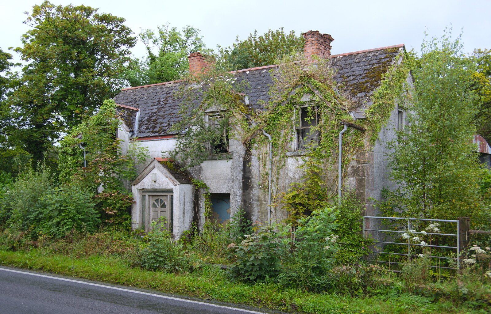 The house is largely consumed by foliage from Travels in the Borderlands: An Blaic/Blacklion to Belcoo and back, Cavan and Fermanagh, Ireland - 22nd August 2019