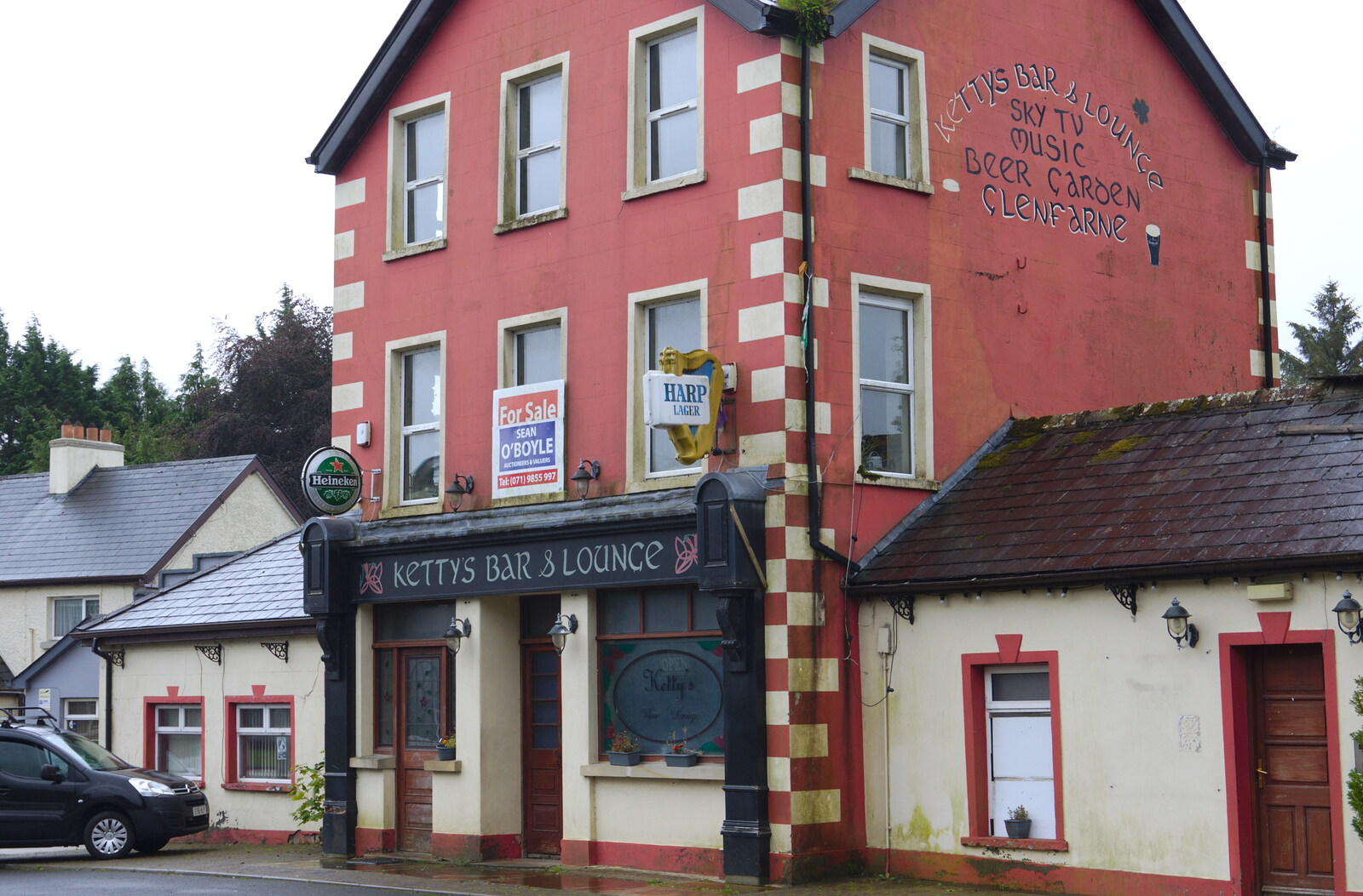 The closed-down Ketty's Bar and Lounge from Travels in the Borderlands: An Blaic/Blacklion to Belcoo and back, Cavan and Fermanagh, Ireland - 22nd August 2019
