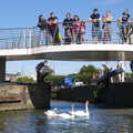 Crowds and swans watch the departing boat, A Boat Trip on the River, Stratford upon Avon, Warwickshire - 14th September 2019