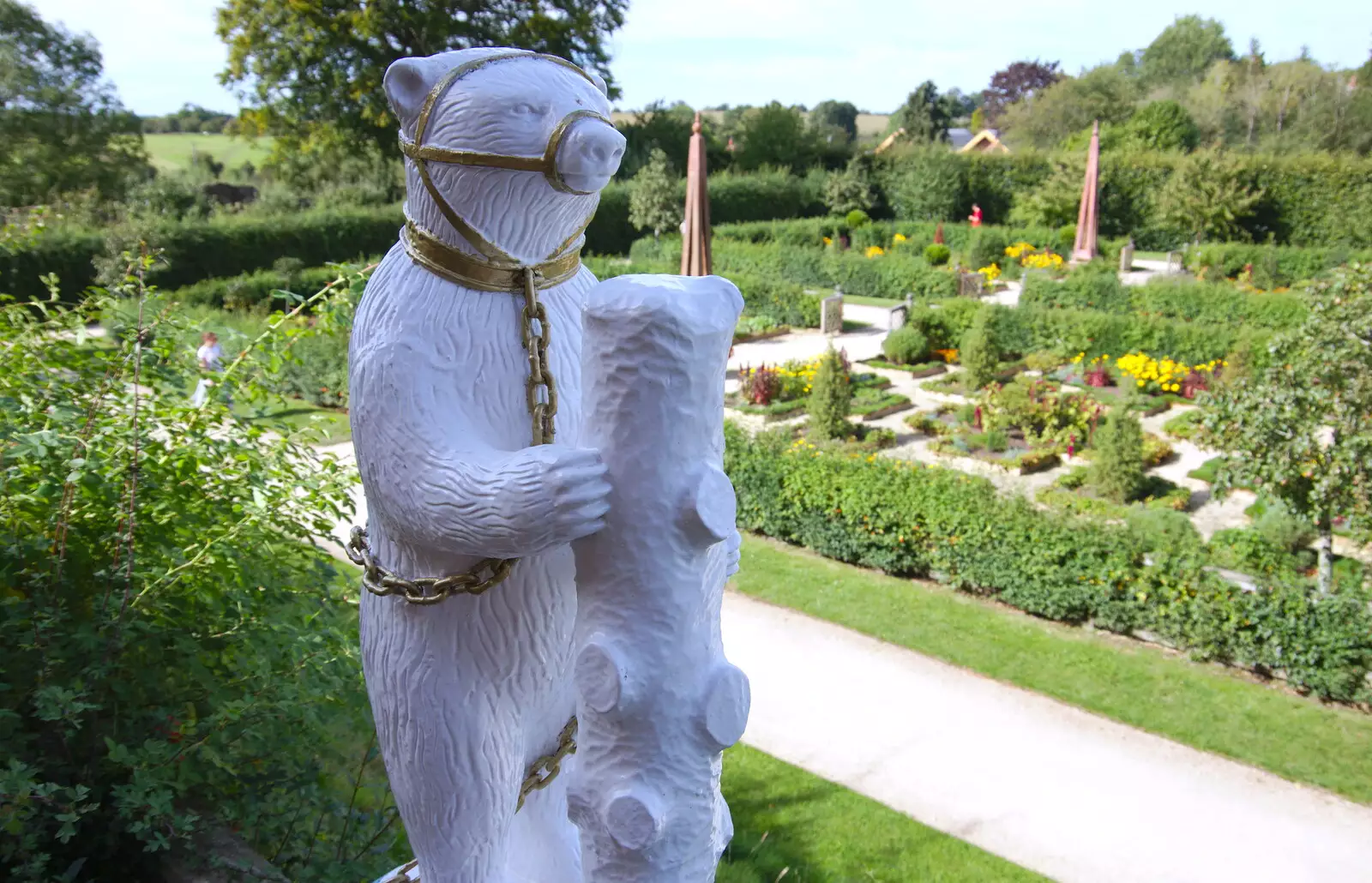 A bear with a ragged stump in the garden, from Kenilworth Castle and the 69th Entry Reunion Dinner, Stratford, Warwickshire - 14th September 2019