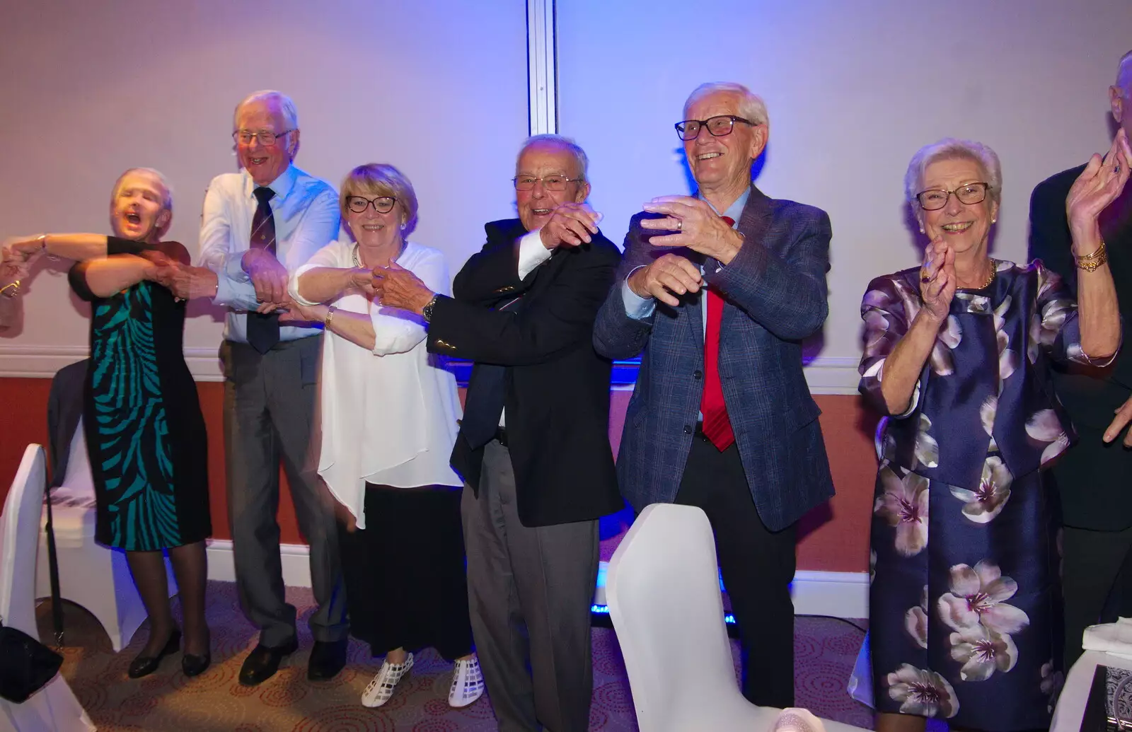 Linked arms break up into clapping, from Kenilworth Castle and the 69th Entry Reunion Dinner, Stratford, Warwickshire - 14th September 2019