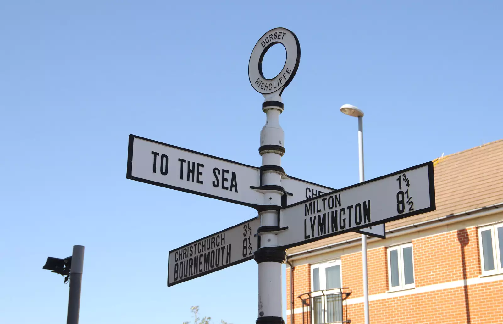 The literal sign says it like it is: to the sea, from A Trip to the South Coast, Highcliffe, Dorset - 20th September 2019