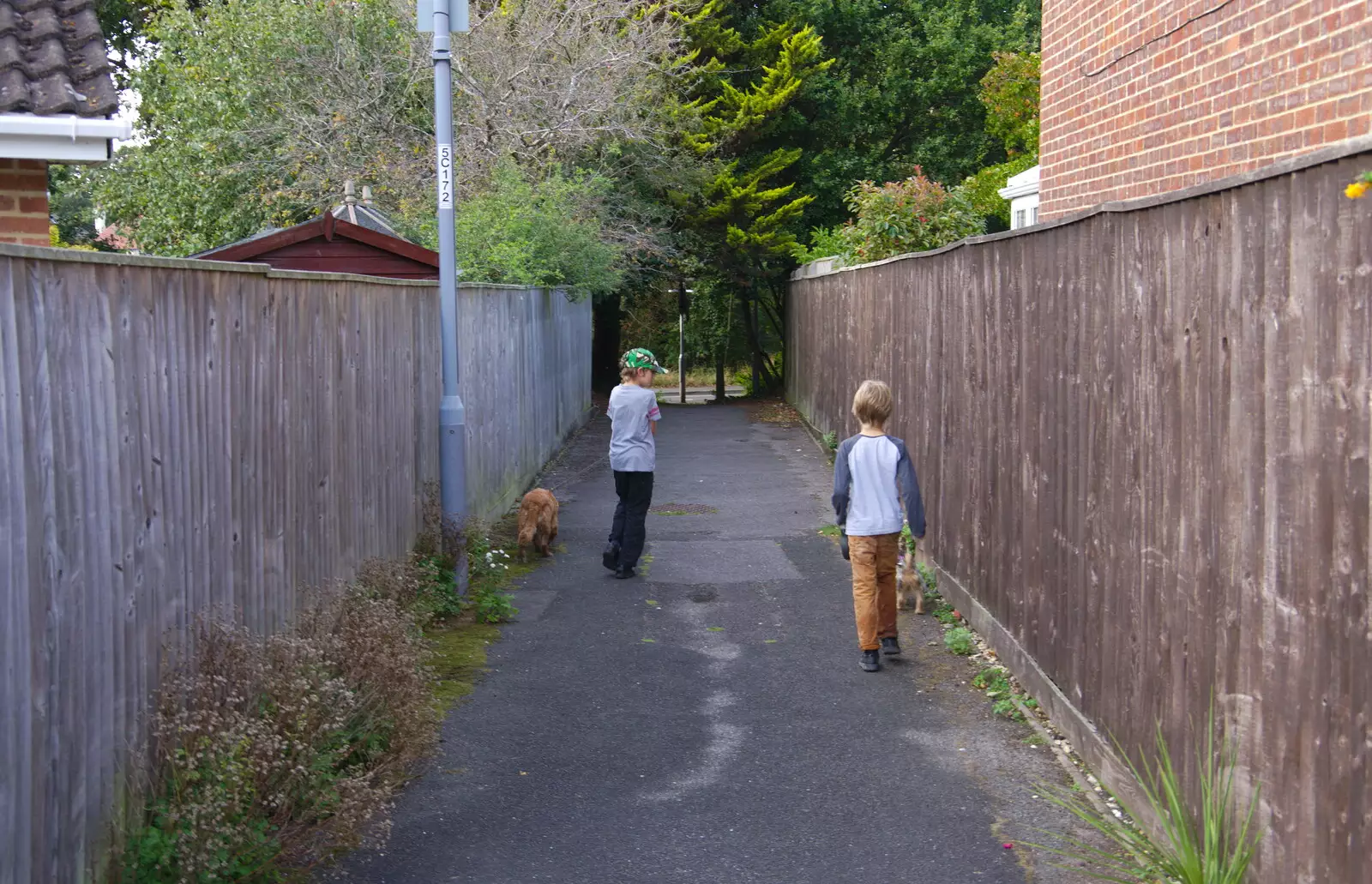 There's an alley cutting back to Lymington Road, from A Day with Sean and Michelle, Walkford, Dorset - 21st September 2019