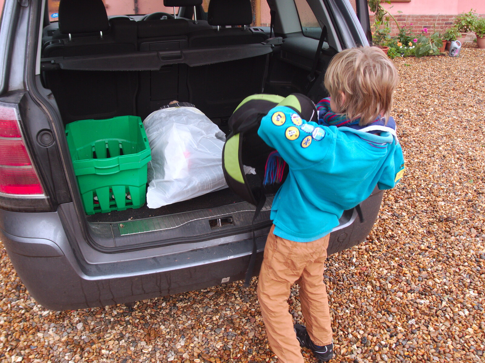 Harry lumps his stuff into the back of the car from The GSB at Stowlangtoft, Beavers, and More XR Rebellions, Suffolk, Norfolk and London - 16th October 2019