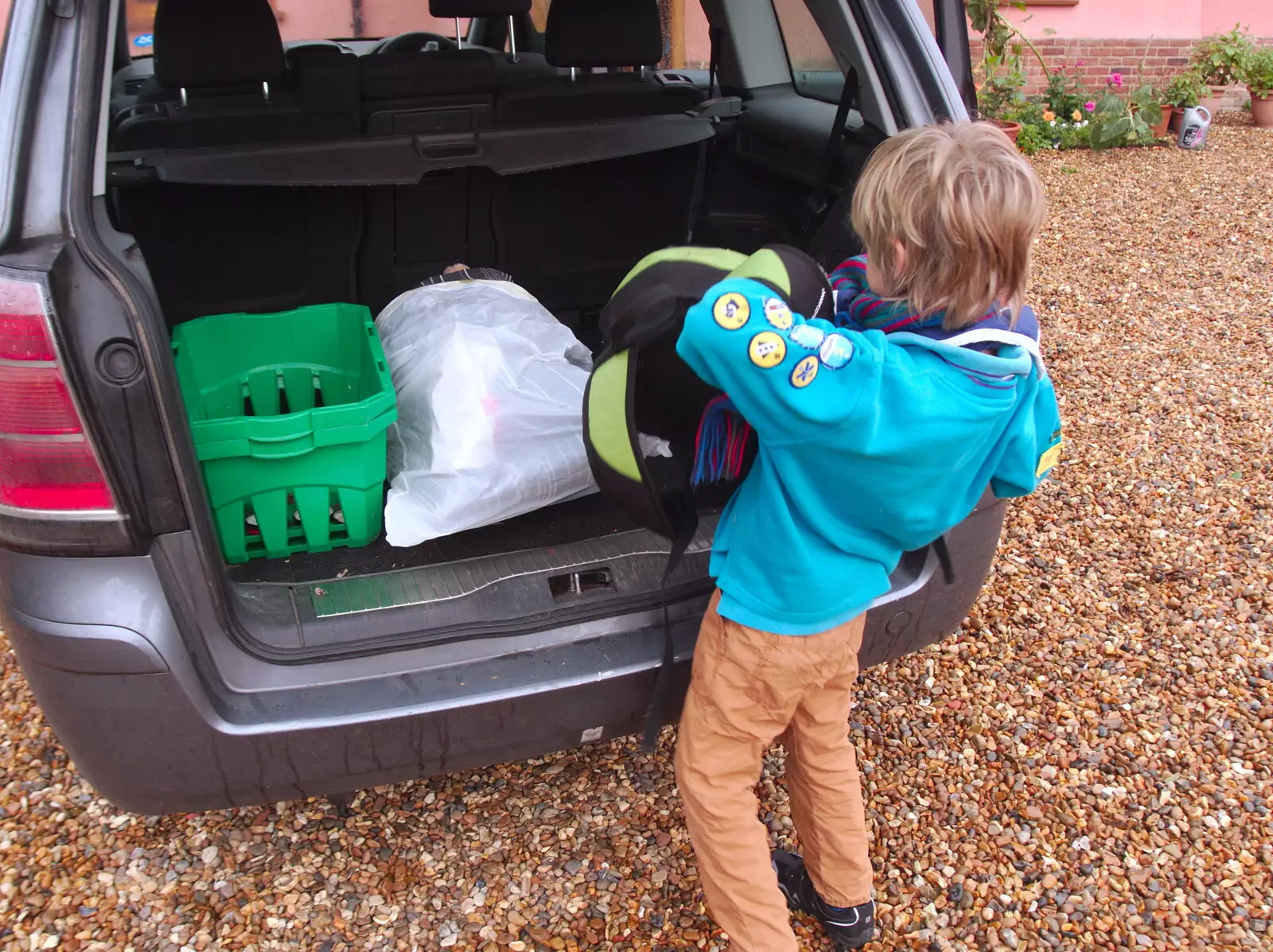 Harry lumps his stuff into the back of the car, from The GSB at Stowlangtoft, Beavers, and More XR Rebellions, Suffolk, Norfolk and London - 16th October 2019