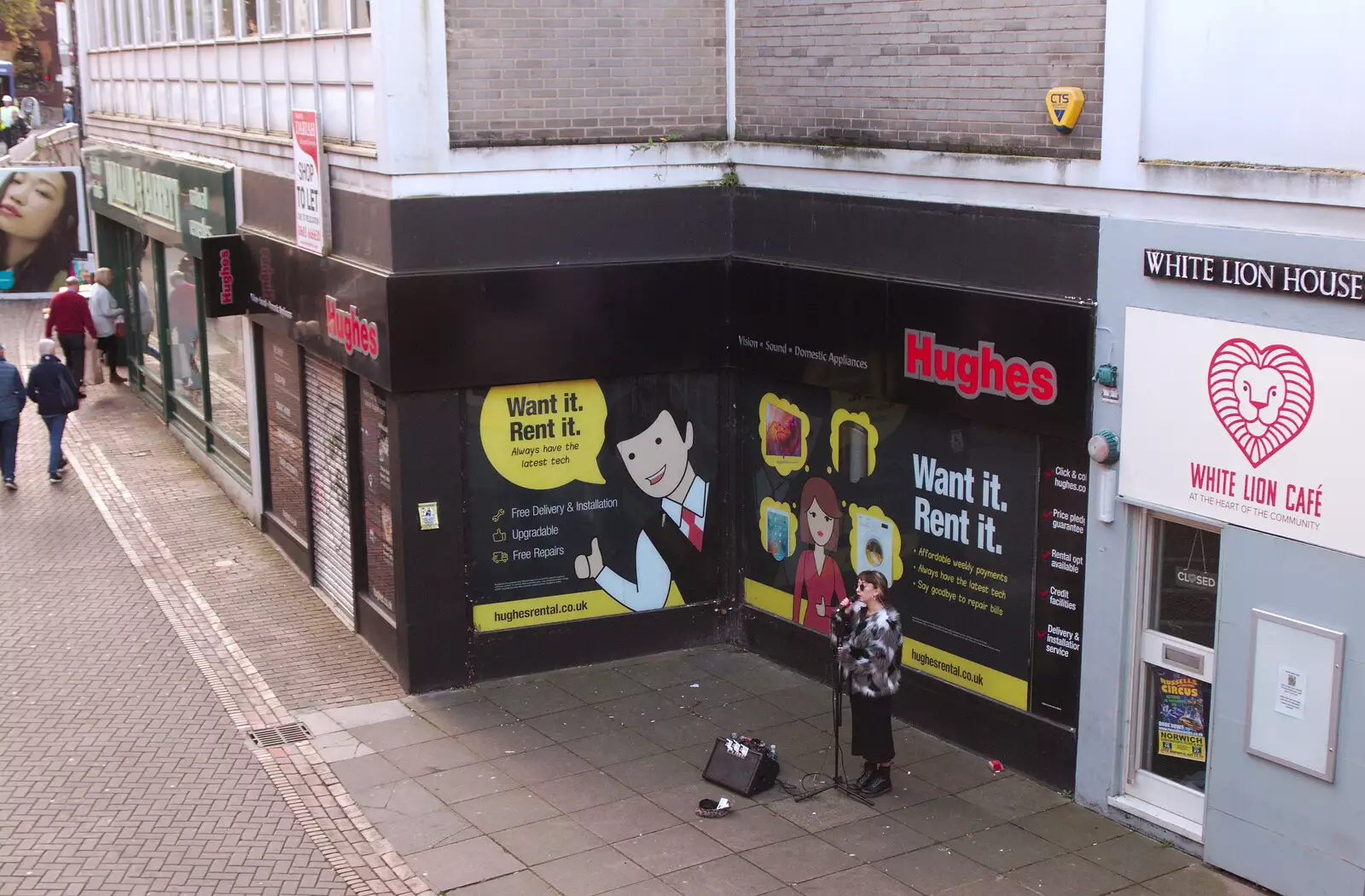 A busker folornly sings outside the old Hughes, from A Trip up the Big City, Norwich, Norfolk - 18th October 2019