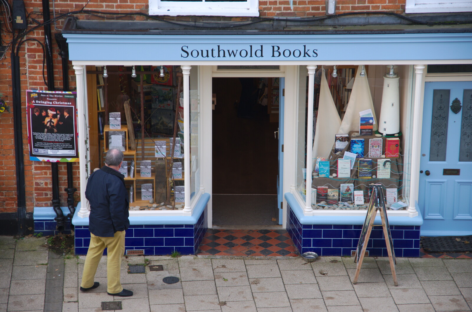 Someone peers into the window of Southwold Books from A Night at the Crown Hotel, Southwold, Suffolk - 8th November 2019