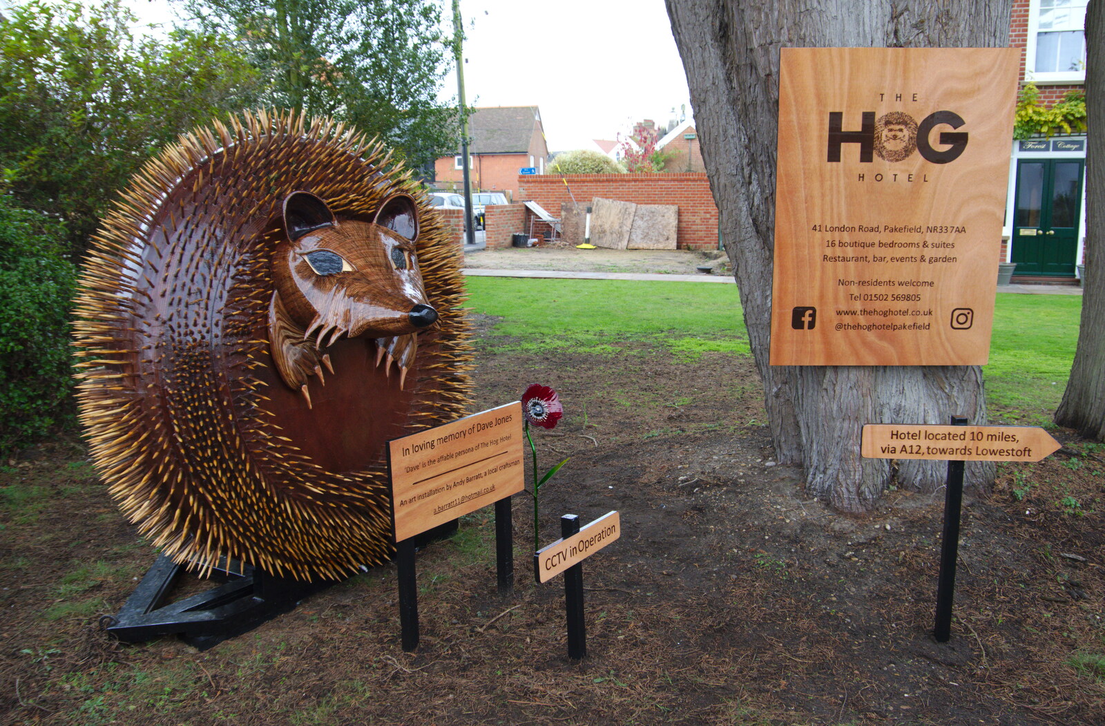A cool hedgehog sculpture, and a Hog Hotel advert from A Night at the Crown Hotel, Southwold, Suffolk - 8th November 2019