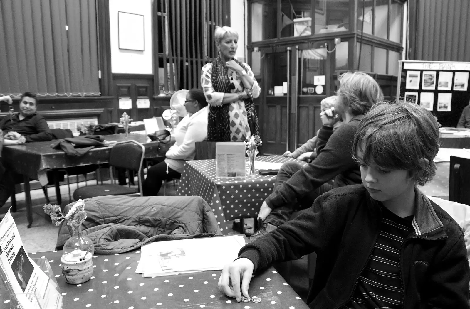 Fred counts some loose change, from The GSB at Dickleburgh, and Samia Malik at the Bank, Eye, Suffolk - 11th November 2019