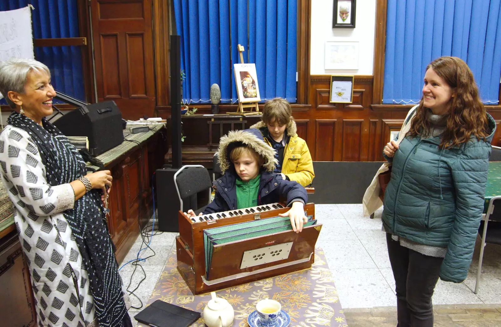 Harry tries the harmonium as Isobel chats to Samia, from The GSB at Dickleburgh, and Samia Malik at the Bank, Eye, Suffolk - 11th November 2019