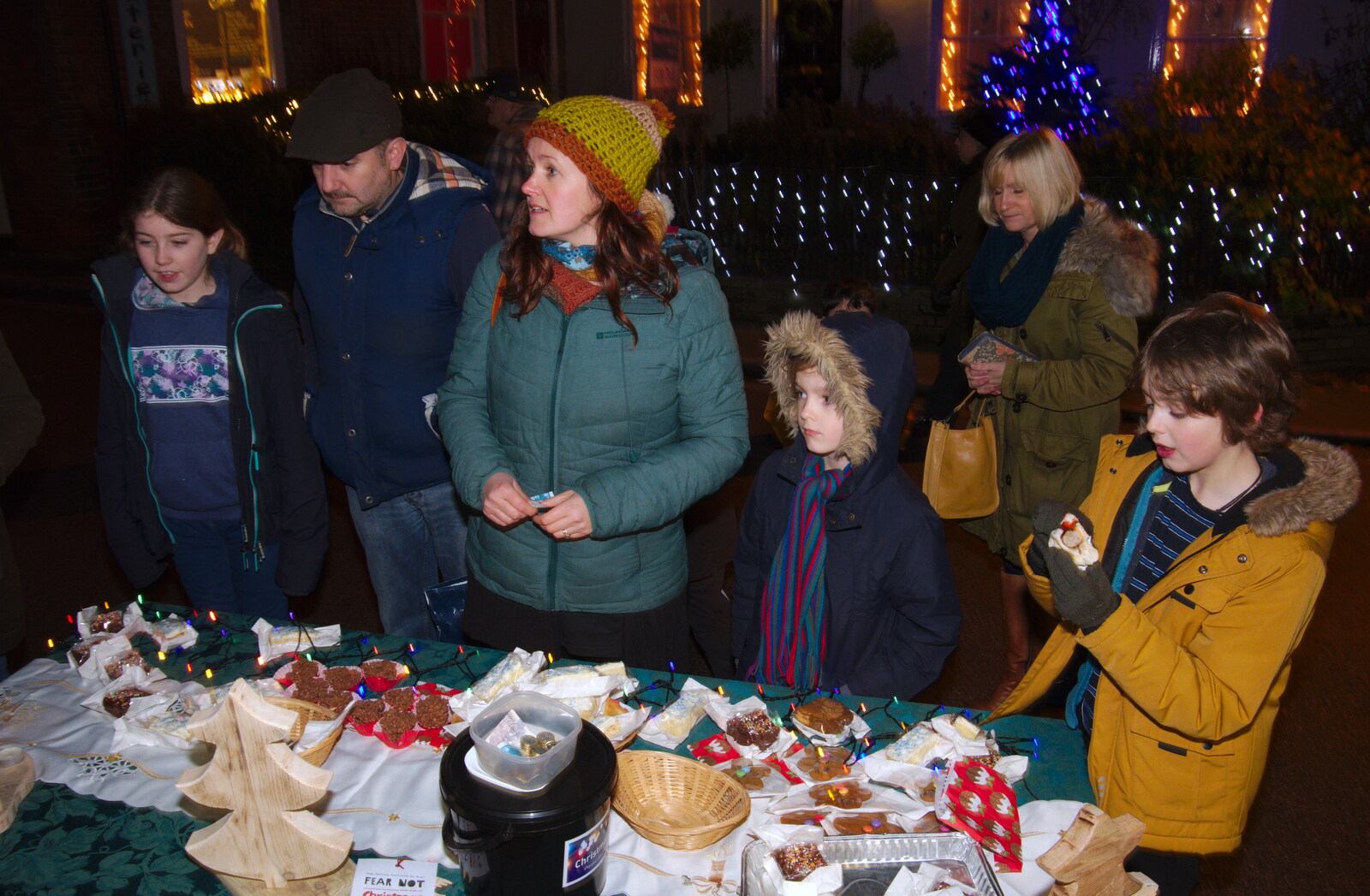 Isobel and the boys queue up for some cake products from Isobel Sings at the Eye Lights, Eye, Suffolk - 28th November 2019