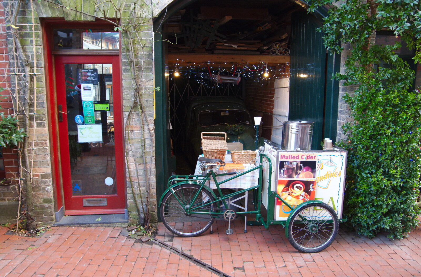 A mulled cider stall outside Amandine's from The St. Nicholas Street Winter Fayre, Diss, Norfolk - 14th December 2019