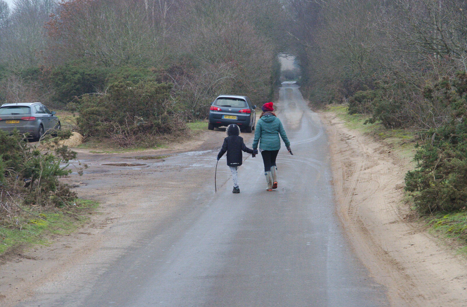 Harry and Isobel wander back to the car from New Year's Day on the Ling, Wortham, Suffolk - 1st January 2020