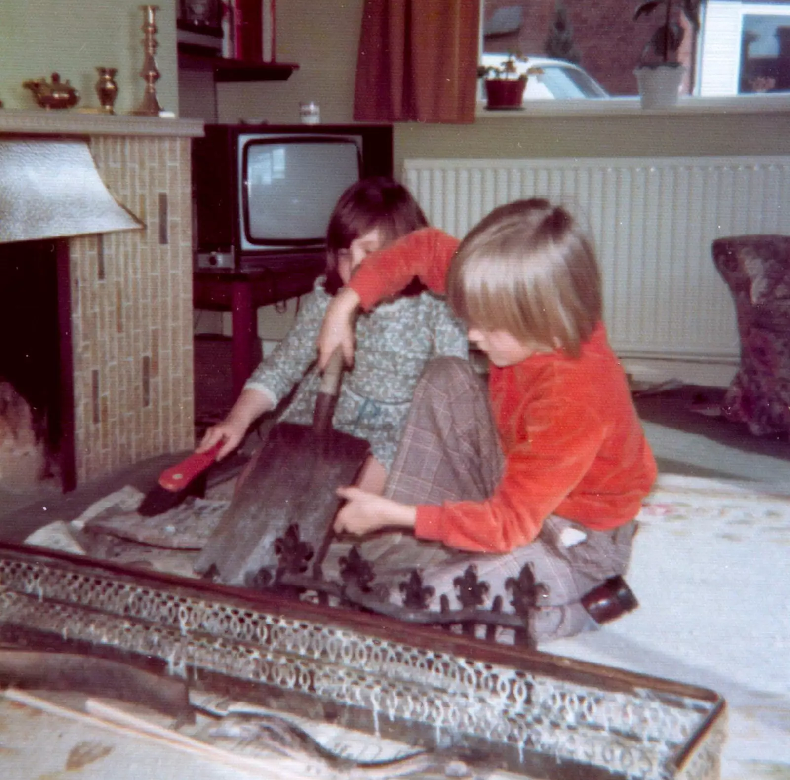 Cleaning out the fireplace in the lounge, from Family History: Birtle's Close, Sandbach, Cheshire - 24th January 2020