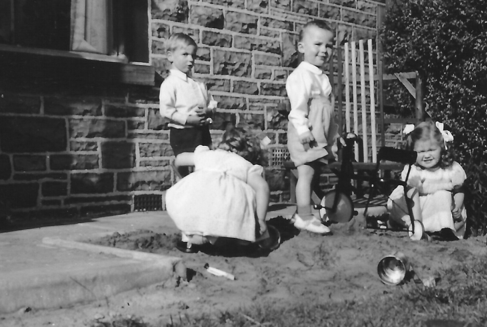 Family History: The 1940s and 1950s - 24th January 2020: A gang of children play outside