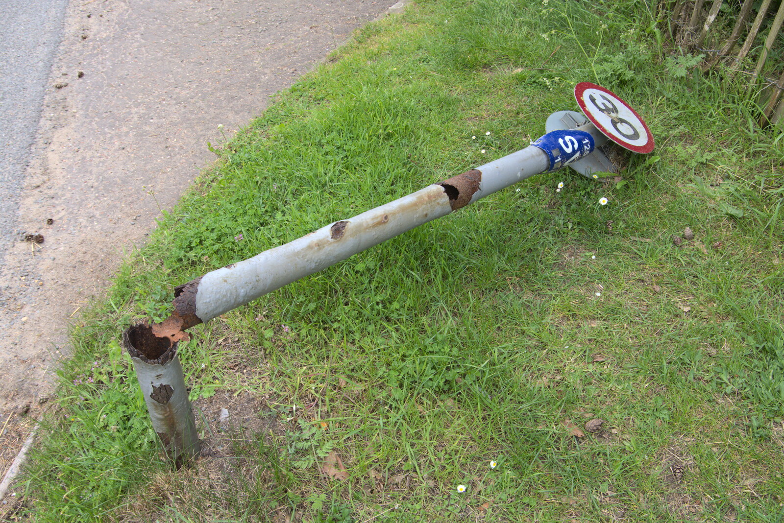 A 30mph sign has rusted out and fallen over from The Quest for Rapsy Tapsy Lane, Eye, Suffolk - 6th May 2020