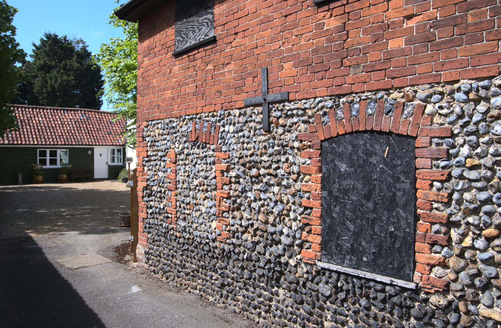 A nice flint wall from A Walk up Rapsy Tapsy Lane, Eye, Suffolk - 9th May 2020
