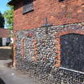 A nice flint wall, A Walk up Rapsy Tapsy Lane, Eye, Suffolk - 9th May 2020