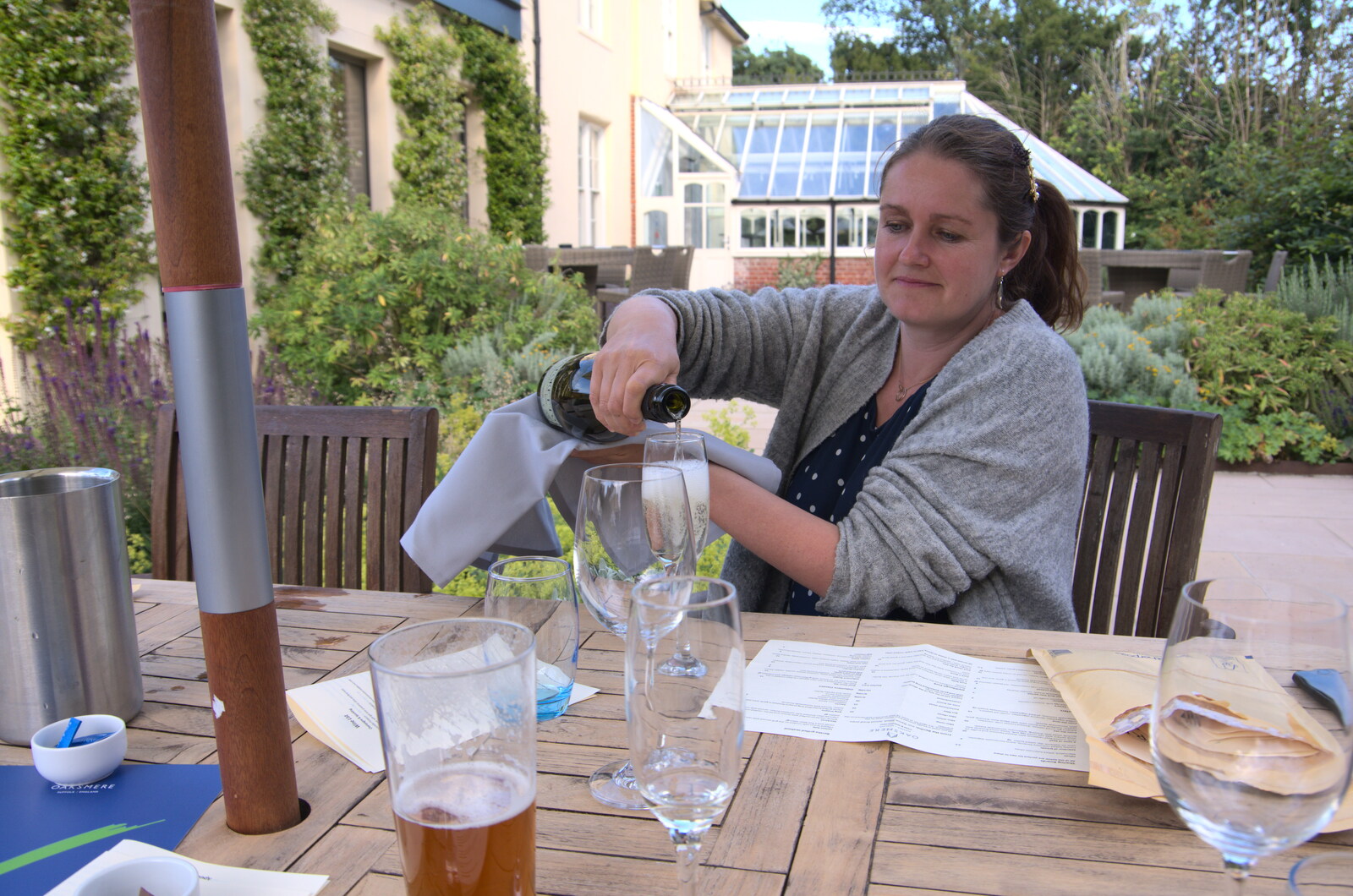 Isobel pours out some prosecco from Fred's Last Day of Primary School, Eye, Suffolk - 22nd July 2020