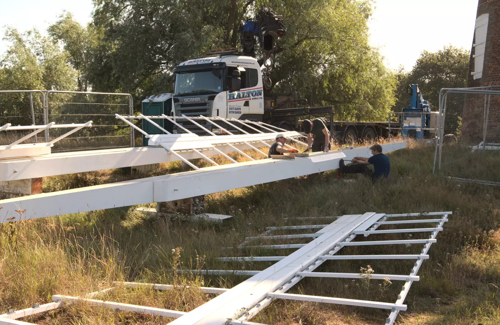 The guys work on preparing the first arm, from A Sail Fitting, Billingford Windmill, Billingford, Norfolk - 20th August 2020