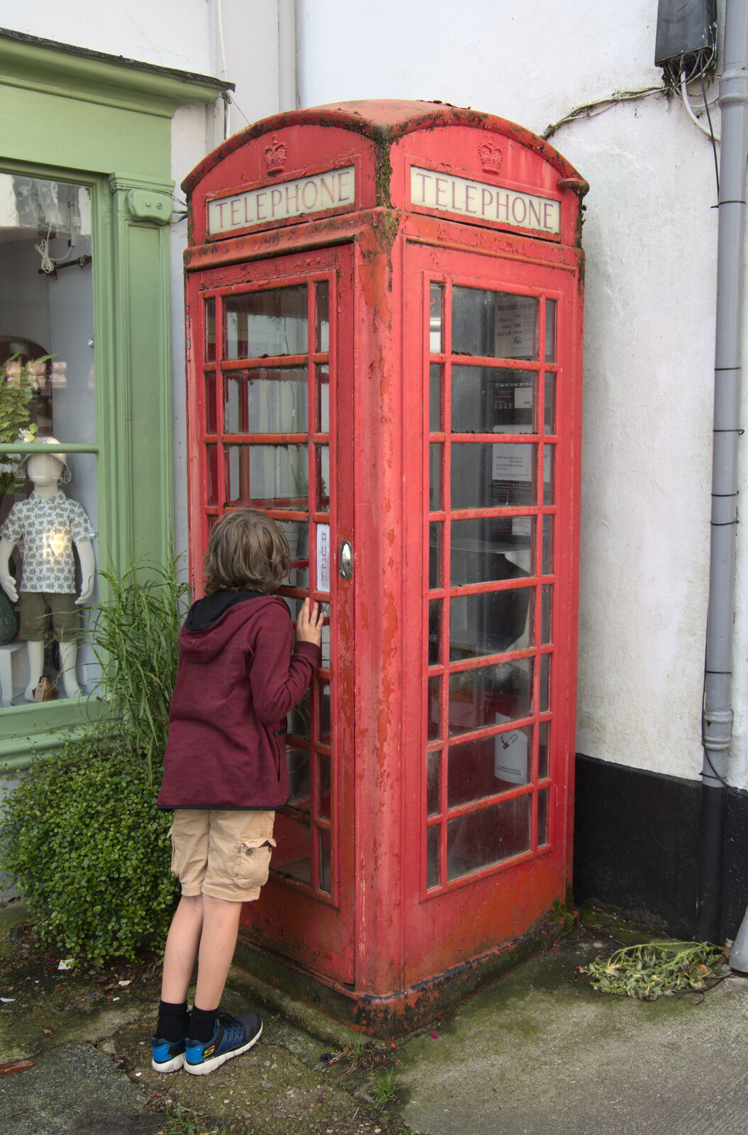 Fred peers into an K6 phone box from A Game of Cricket, and a Walk Around Chagford, Devon - 23rd August 2020