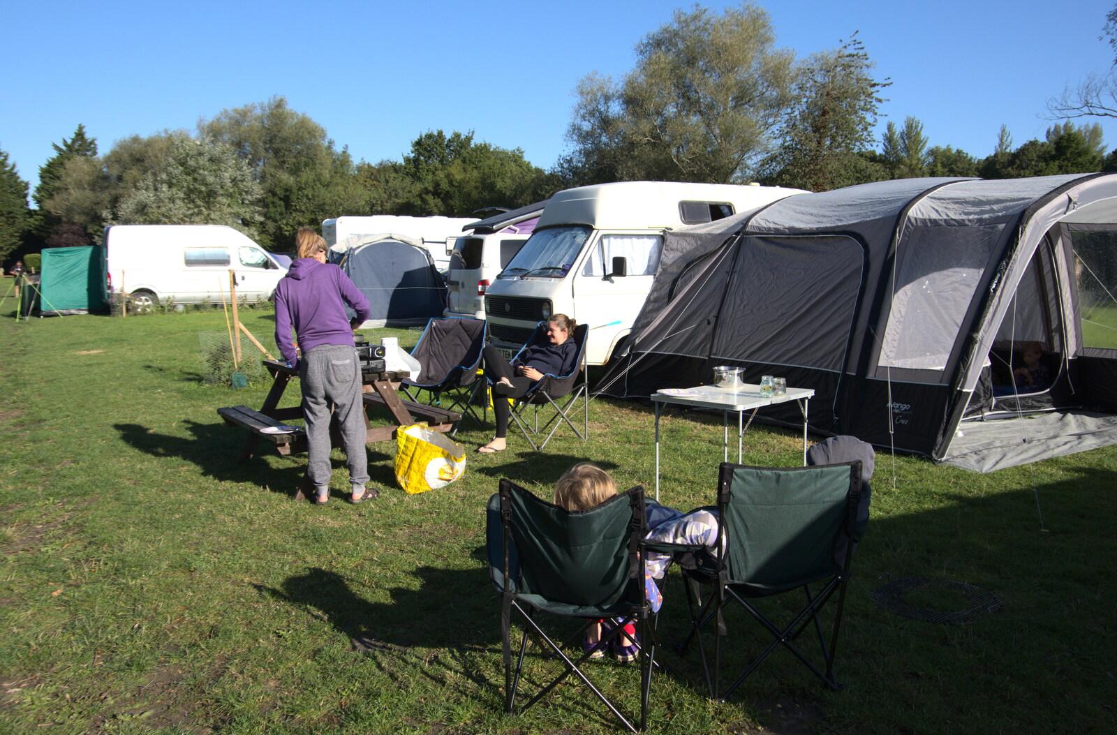 Camping at Three Rivers, Geldeston, Norfolk - 5th September 2020: Hanging around the camp site