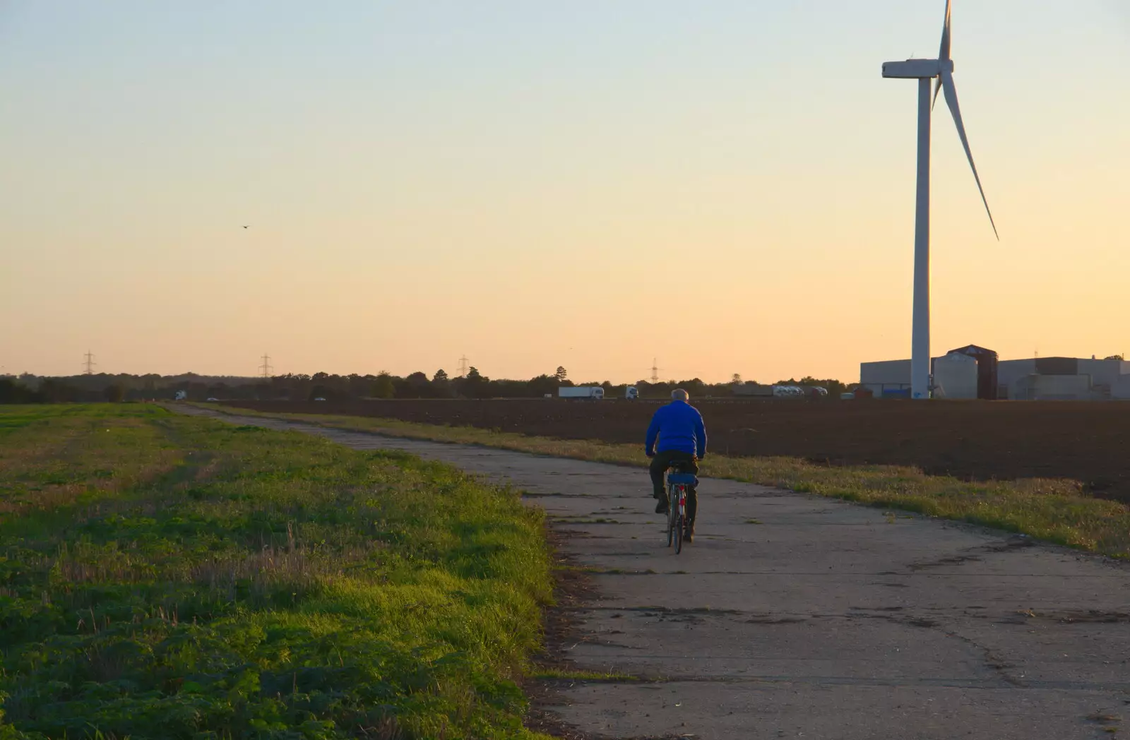 Mick cycles off , from Cycling Eye Airfield and Station 119, Eye, Suffolk - 9th September 2020