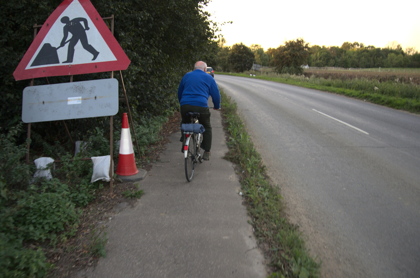 Mick on the cyce path up to the Yaxley roundabout from Cycling Eye Airfield and Station 119, Eye, Suffolk - 9th September 2020