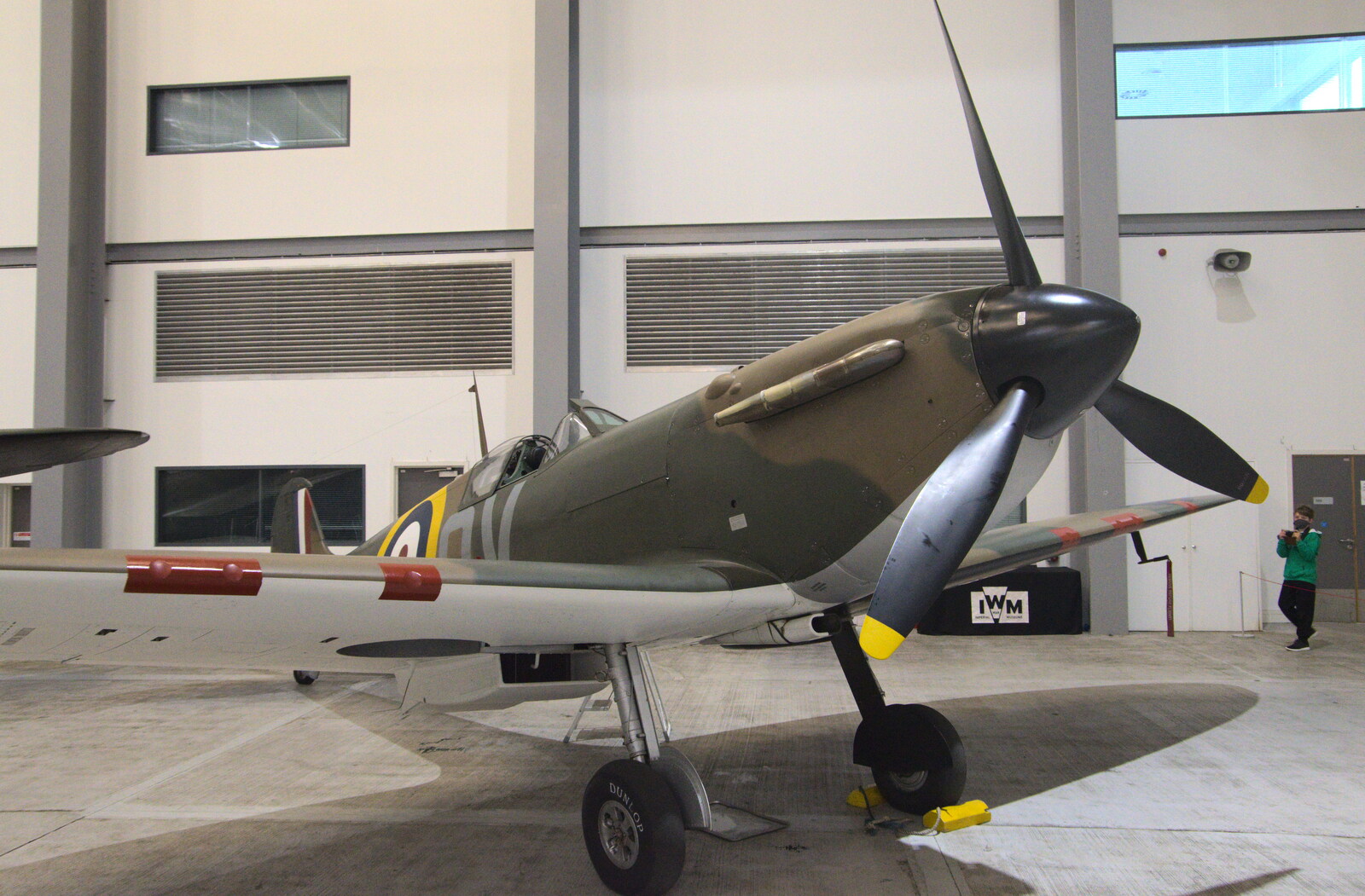 Fred looks at a Mark II Spitfire from The Duxford Dash, IWM Duxford, Cambridge - 13th September 2020