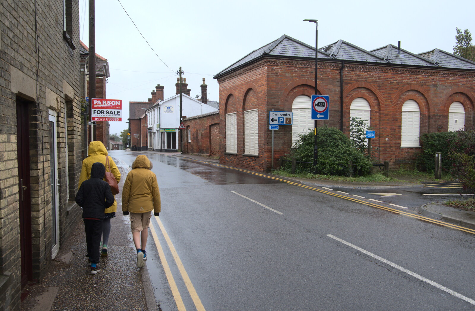 Walking along a wet Shelfanger Road from A Trip to Diss and Station 119, Eye, Suffolk - 26th September 2020