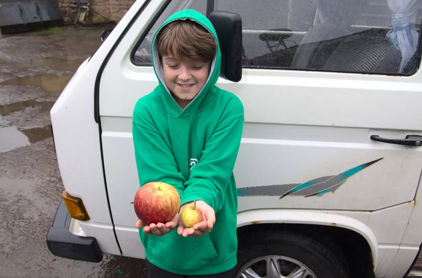 There's a bit of a range between apple sizes, from Trevor's Last Apple Pressing, Carleton Rode and Shelfanger, Norfolk - 18th October 2020