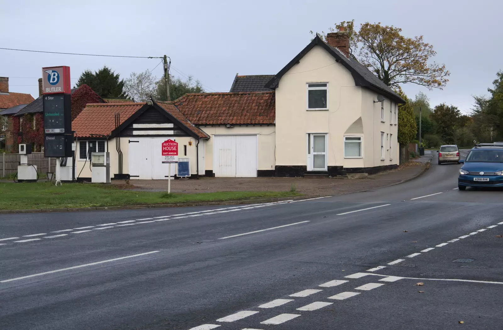 The B1077 Shelfanger Road, from Trevor's Last Apple Pressing, Carleton Rode and Shelfanger, Norfolk - 18th October 2020