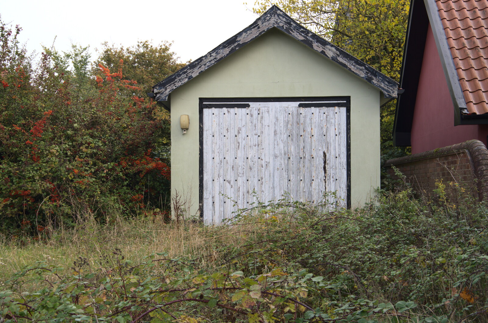 A derelict garage from Trevor's Last Apple Pressing, Carleton Rode and Shelfanger, Norfolk - 18th October 2020