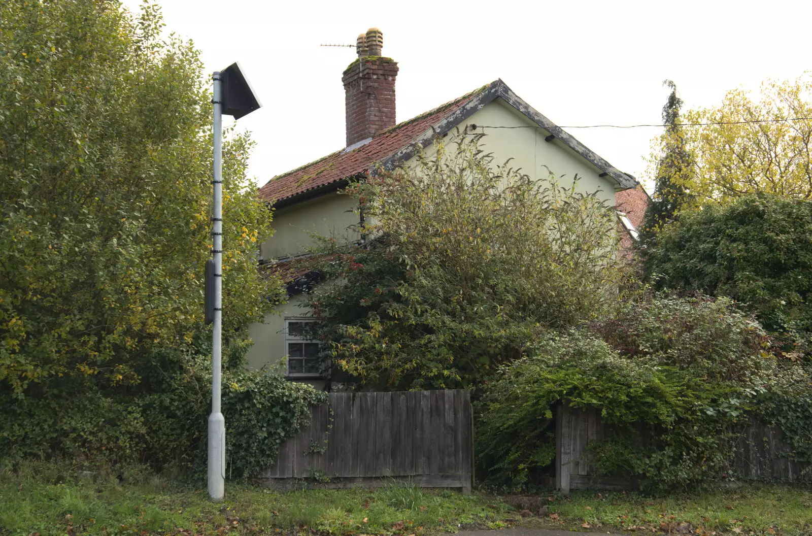 A derelict house, from Trevor's Last Apple Pressing, Carleton Rode and Shelfanger, Norfolk - 18th October 2020