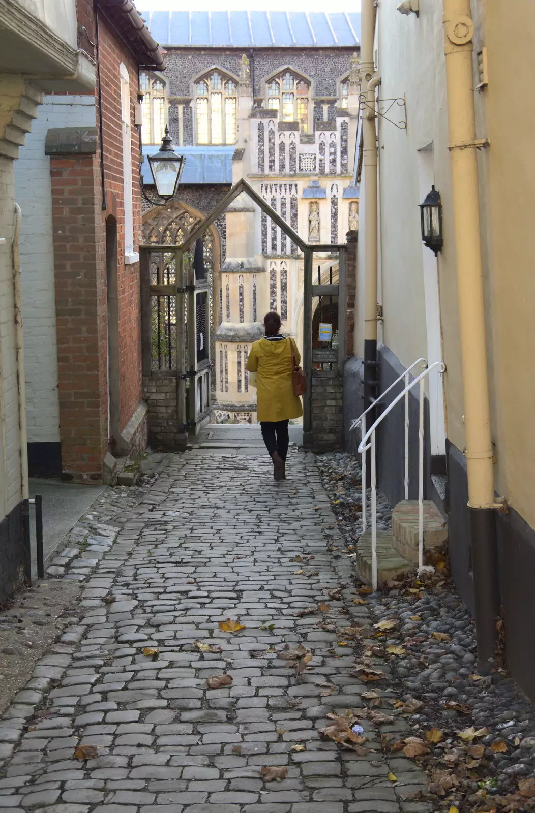 Cobbled street back to the church, from Isobel's Birthday, Woodbridge, Suffolk - 2nd November 2020