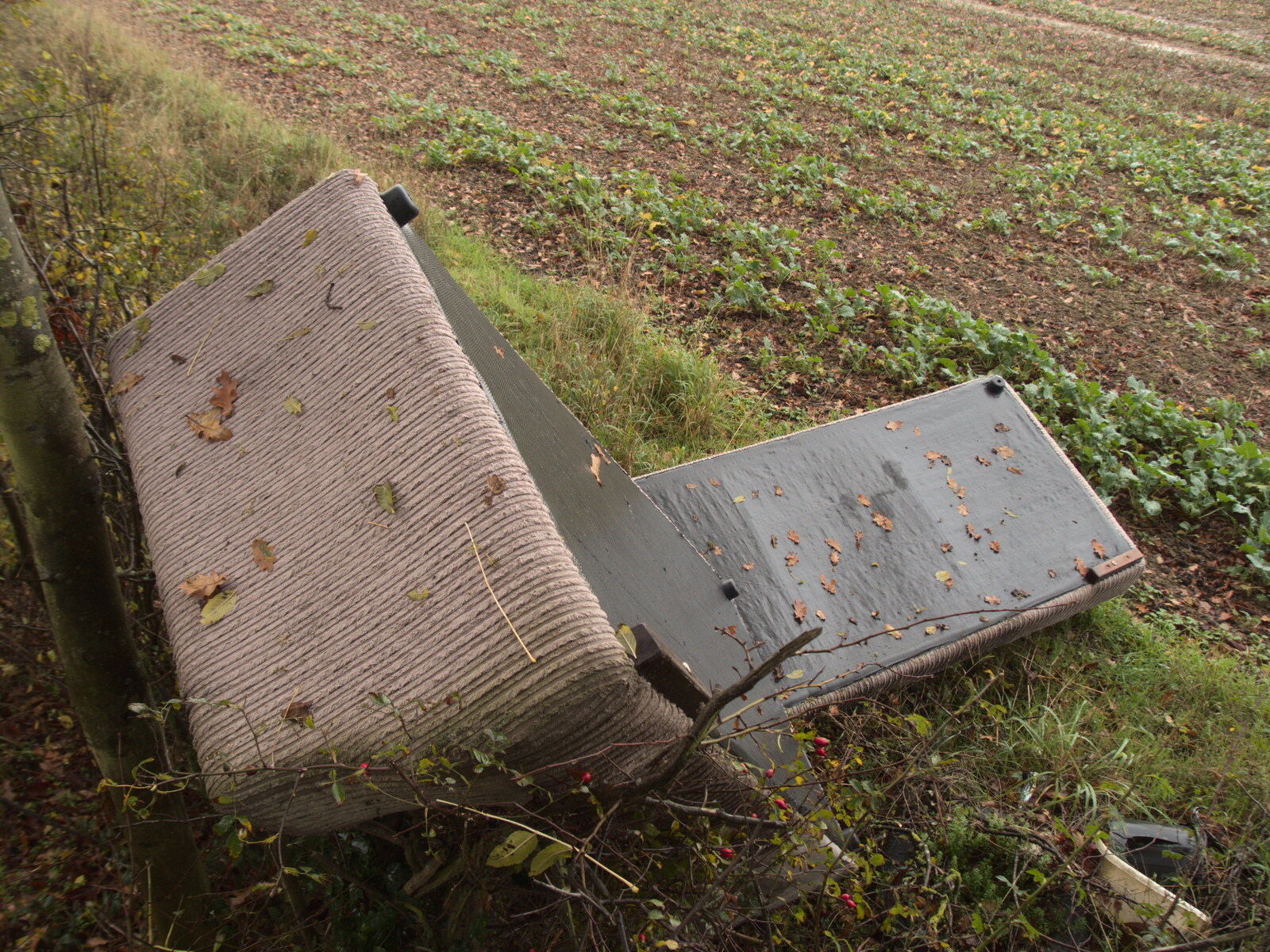 Abandoned sofa in a field from Pre-Lockdown in Station 119, Eye, Suffolk - 4th November 2020