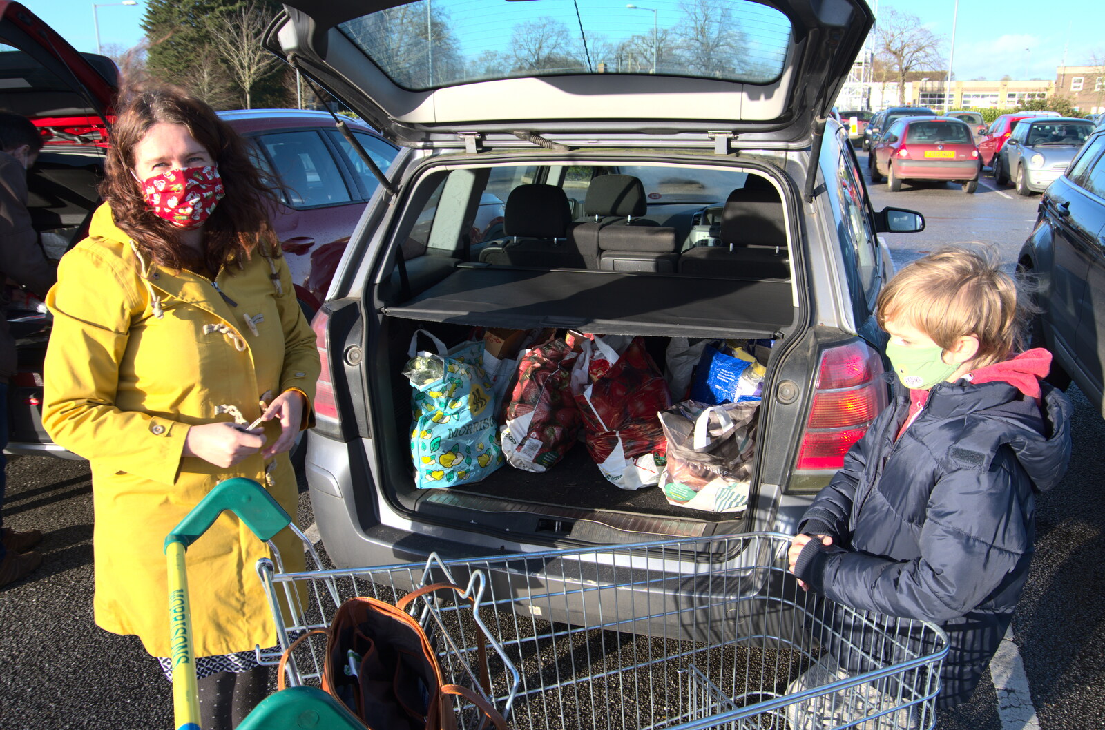 Isobel and Harry load the car up from Joe Wicks and Diss on Saturday, Norfolk - 19th December 2020