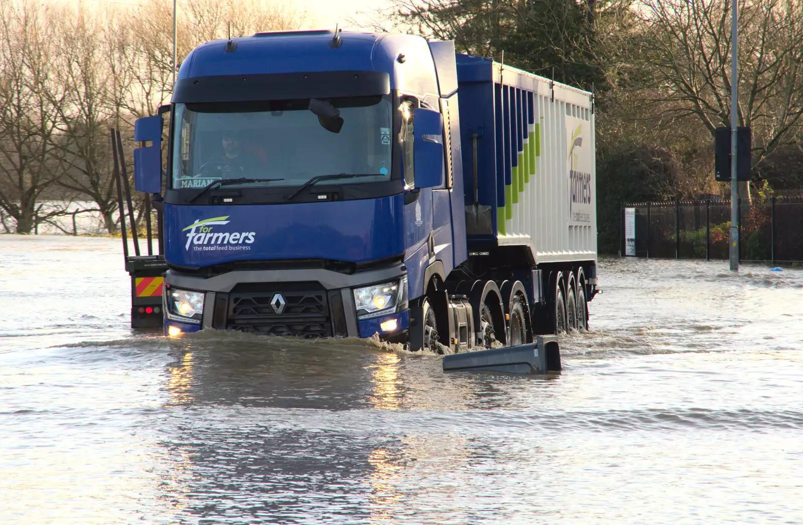 A For Farmers HGV ploughs through the flood, from The Christmas Eve Floods, Diss, Norfolk - 24th December 2020