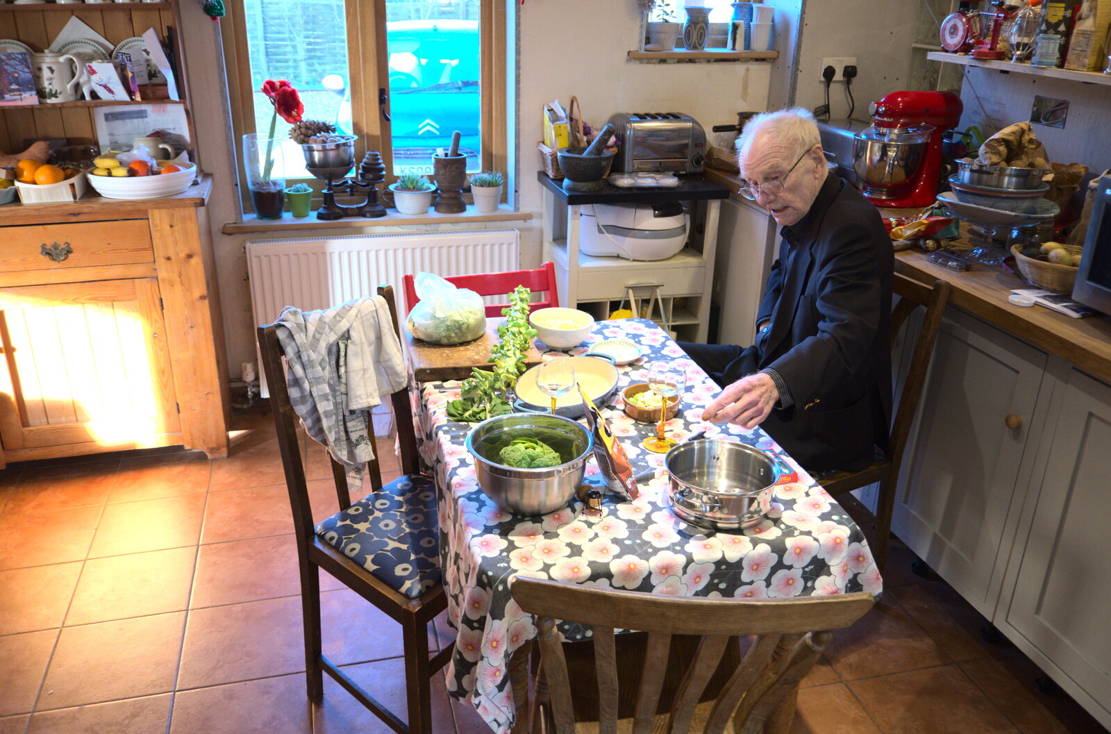 The G-Unit sits in the kitchen, watching sprouts from Christmas Day, Brome, Suffolk - 25th December 2020