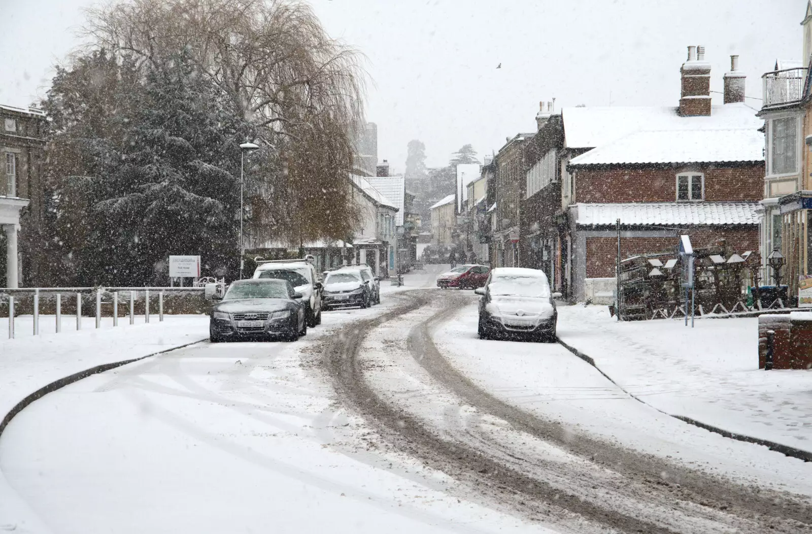 Mere Street is empty and snowy, from A Snowy Morning, Diss, Norfolk - 16th January 2021