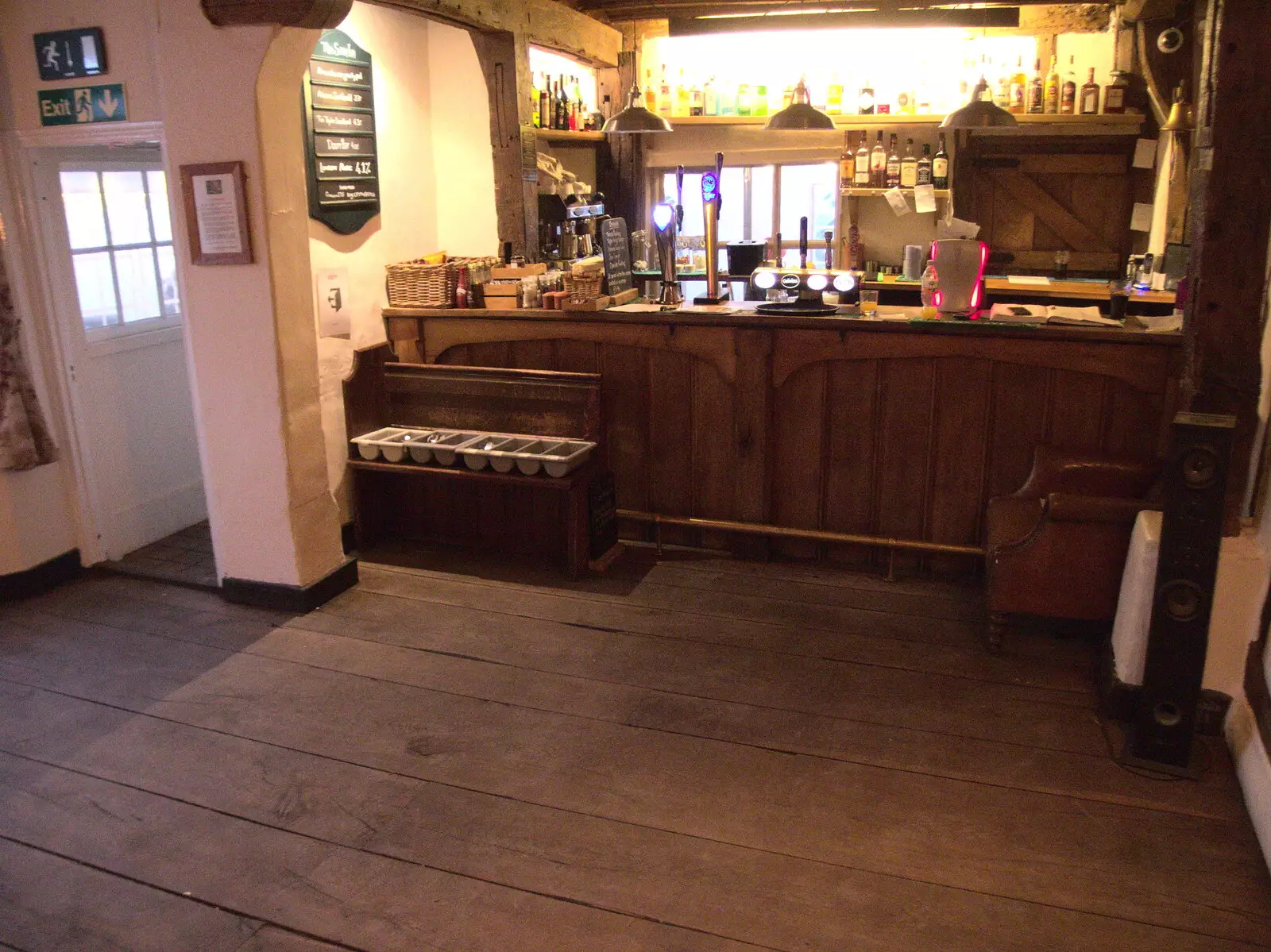 The empty smaller bar in the Hoxne Swan, from BSCC Beer Garden Hypothermia, Hoxne and Brome, Suffolk - 22nd April 2021