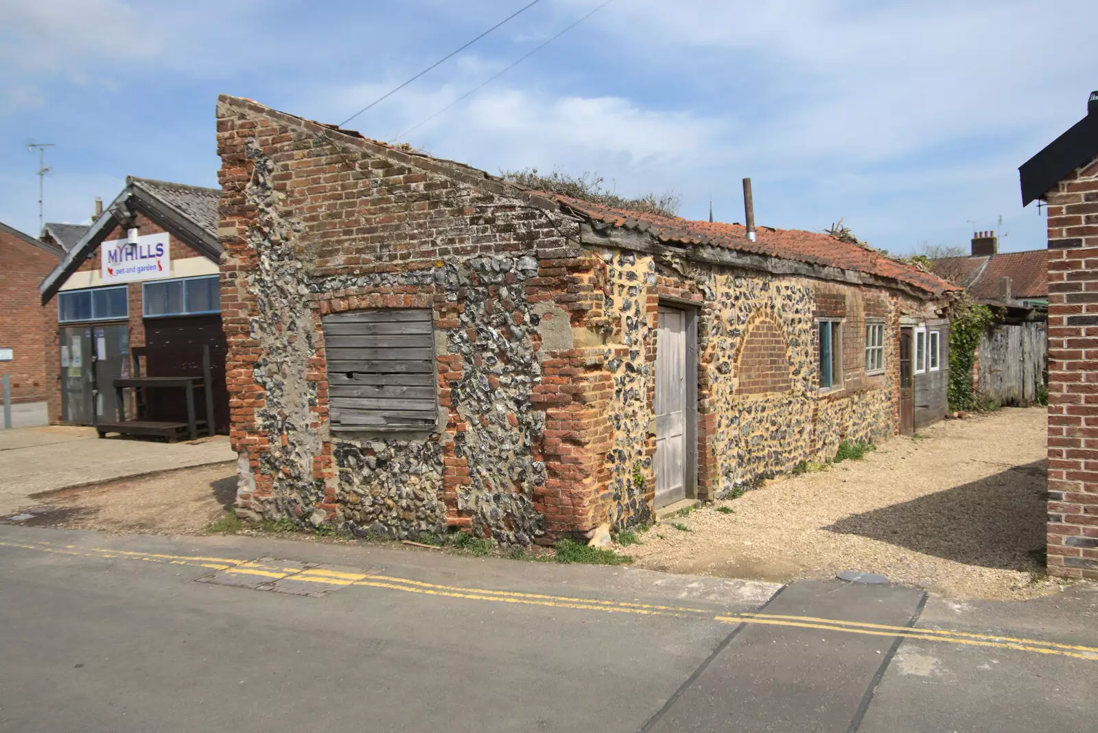 Brick and flint shed in Swaffham, from A Vaccination Afternoon, Swaffham, Norfolk - 9th May 2021