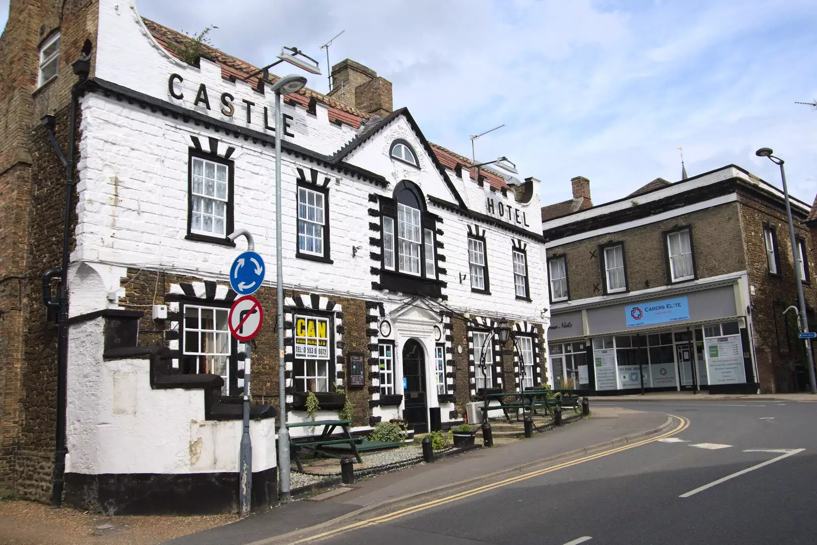 The vacant Castle Hotel, from A Vaccination Afternoon, Swaffham, Norfolk - 9th May 2021