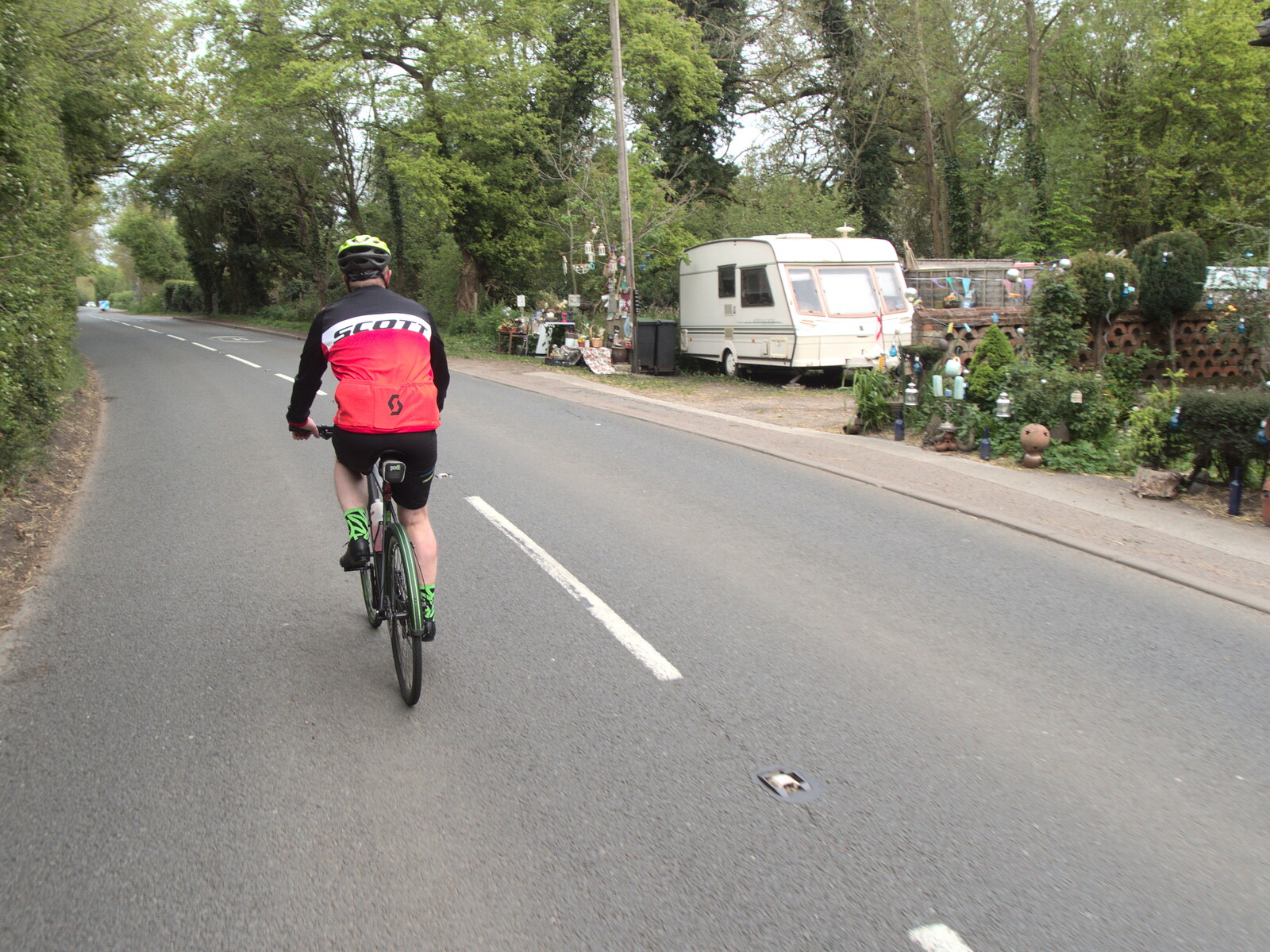 Gaz cycles past the random crap house from The BSCC at the King's Head, Brockdish, Norfolk - 13th May 2021