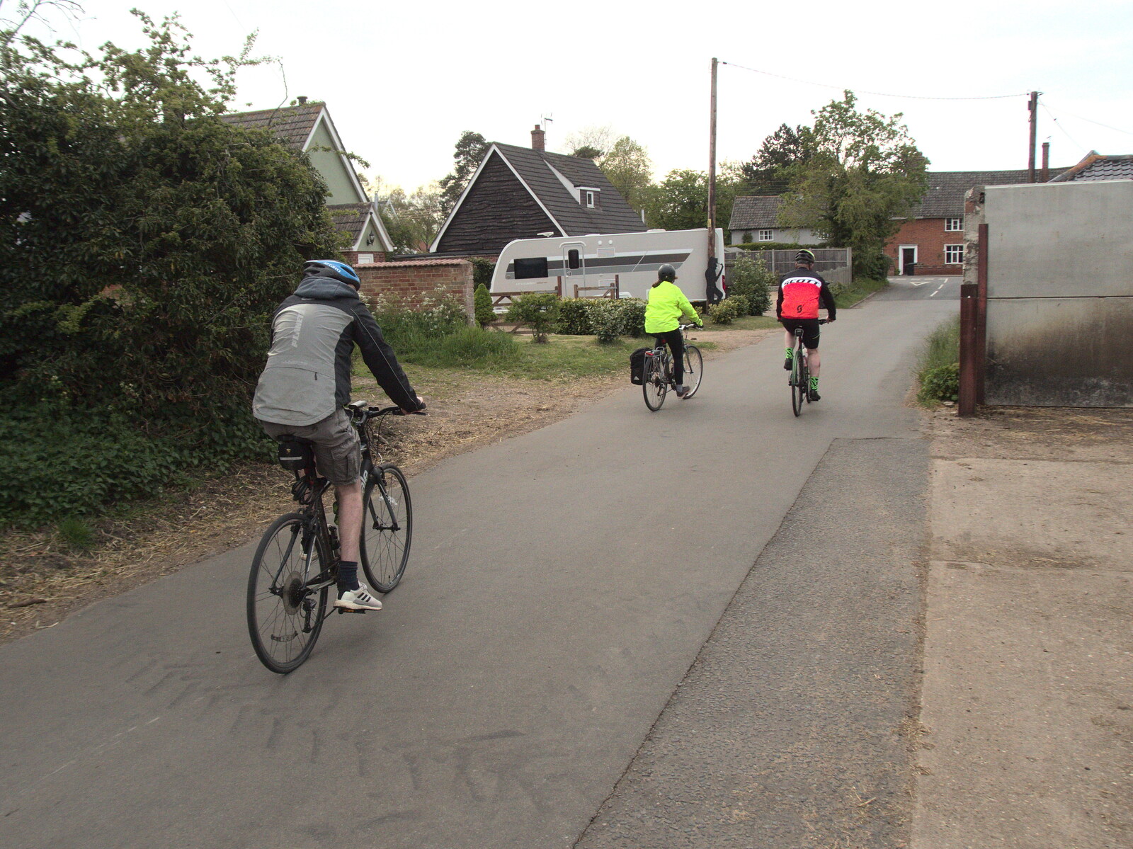 The BSCC rides off from The BSCC at the King's Head, Brockdish, Norfolk - 13th May 2021